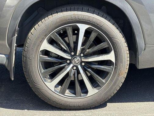 Magnetic Gray Metallic 2021 Toyota Highlander XSE