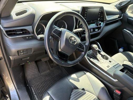 Magnetic Gray Metallic 2021 Toyota Highlander XSE