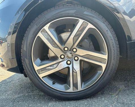 Varesine Blue Metallic 2026 Land Rover Discovery Gemini Edition
