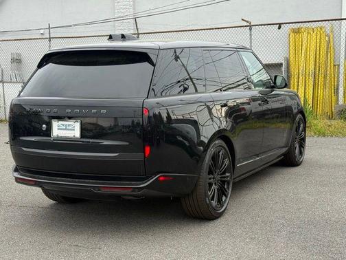 Santorini Black Metallic 2026 Land Rover Range Rover SE