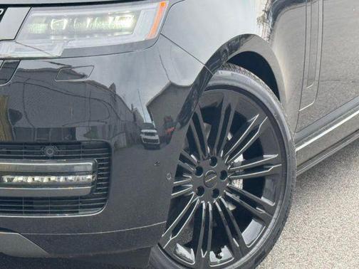 Santorini Black Metallic 2026 Land Rover Range Rover SE