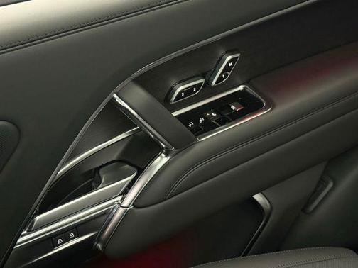Santorini Black Metallic 2026 Land Rover Range Rover SE