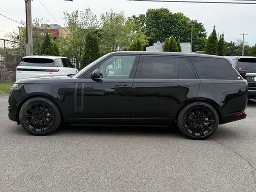 Santorini Black Metallic 2026 Land Rover Range Rover SE