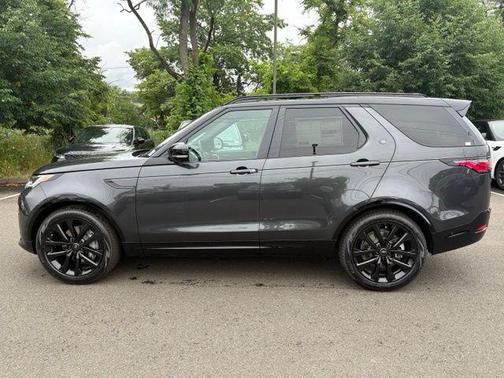 Carpathian Gray Premium Metallic 2026 Land Rover Discovery Dynamic SE