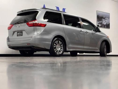 2018 Toyota Sienna XLE