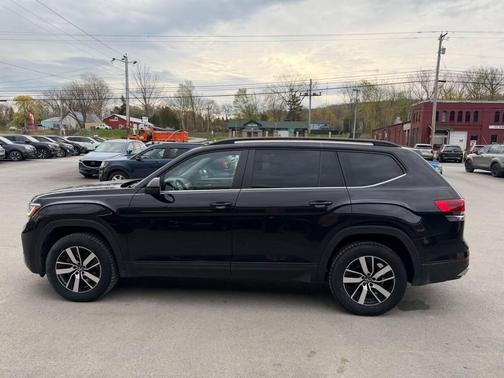 Deep Black Pearl 2022 Volkswagen Atlas 2.0T SE