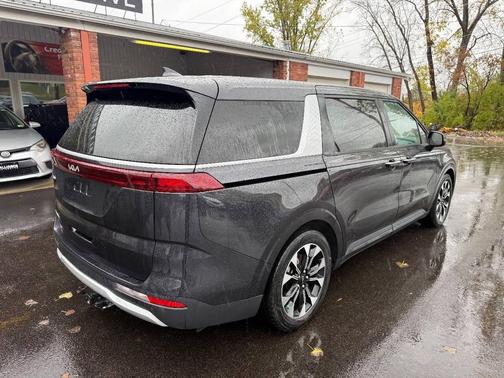 2023 Kia Carnival EX