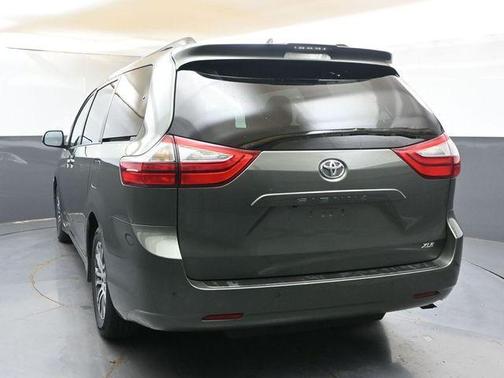 Jade Metallic 2019 Toyota Sienna XLE