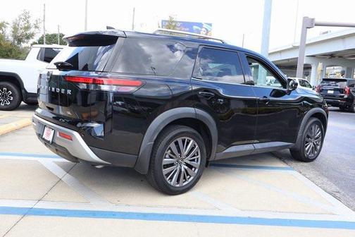 2022 Nissan Pathfinder SL 2WD