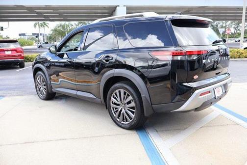 2022 Nissan Pathfinder SL 2WD