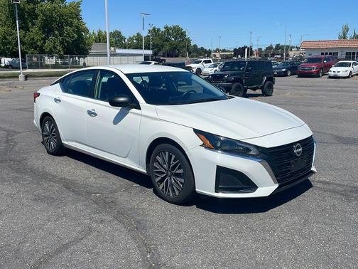 Glacier White 2025 Nissan Altima SV