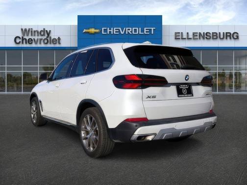 Mineral White Metallic 2024 BMW X5 xDrive40i