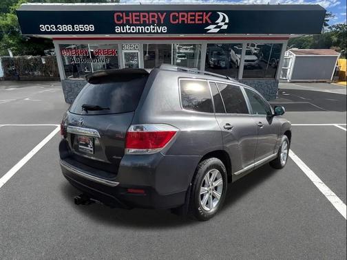 Magnetic Gray Metallic 2011 Toyota Highlander SE