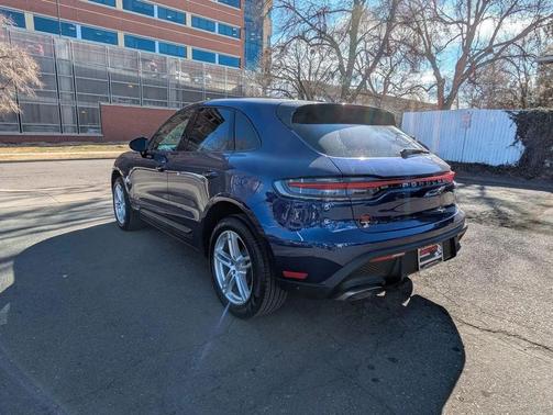 2022 Porsche Macan Base (PDK)