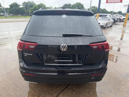 Deep Black Pearl 2019 Volkswagen Tiguan 2.0T SE