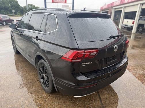 Deep Black Pearl 2019 Volkswagen Tiguan 2.0T SE