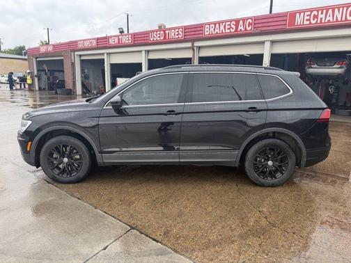 Deep Black Pearl 2019 Volkswagen Tiguan 2.0T SE