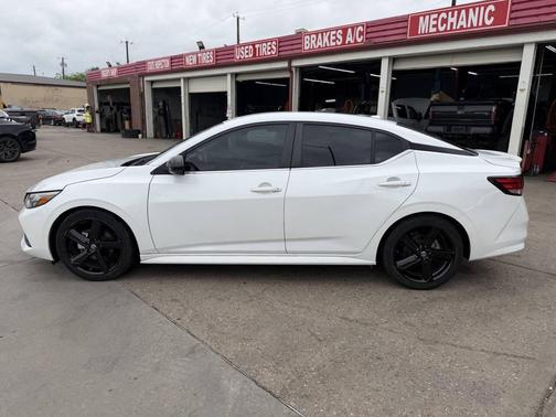 White 2022 Nissan Sentra SR