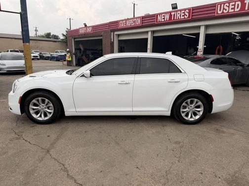Bright White Clearcoat 2023 Chrysler 300 Touring