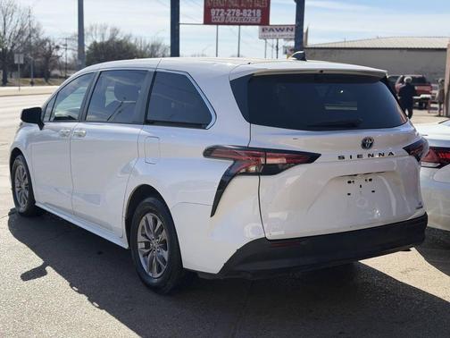 2022 Toyota Sienna LE