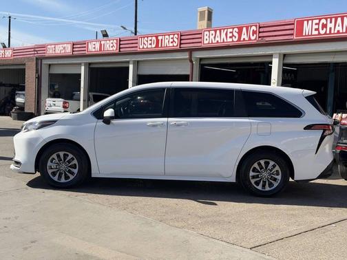 2022 Toyota Sienna LE