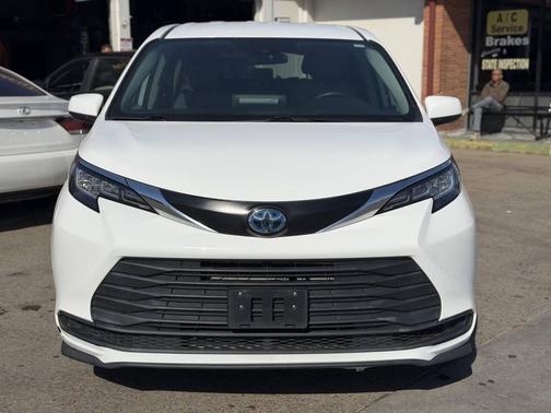2022 Toyota Sienna LE