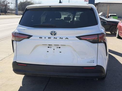 2022 Toyota Sienna LE