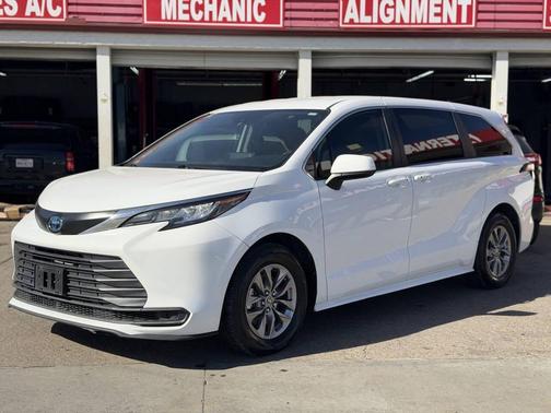 2022 Toyota Sienna LE