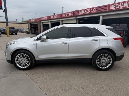 Radiant Silver Metallic 2017 Cadillac XT5 Premium Luxury