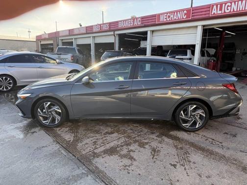 2024 Hyundai ELANTRA Limited