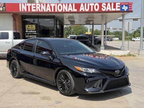 Midnight Black Metallic 2020 Toyota Camry SE