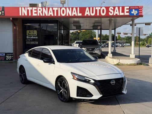 White 2024 Nissan Altima SR FWD