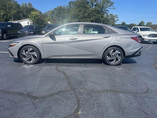 2025 Hyundai ELANTRA SEL