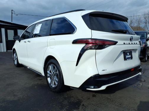 2023 Toyota Sienna XSE 7 Passenger
