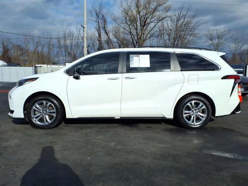 2023 Toyota Sienna XSE 7 Passenger