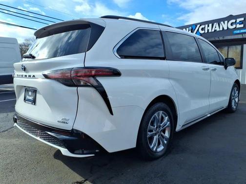 2023 Toyota Sienna XSE 7 Passenger