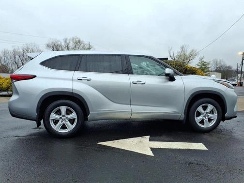 Celestial Silver Metallic 2021 Toyota Highlander LE