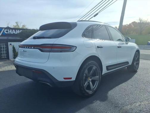 2022 Porsche Macan Sport Utility 4D