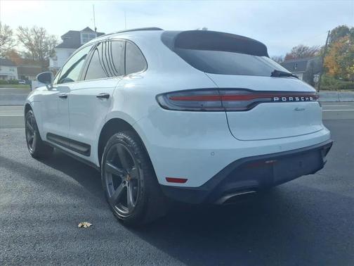 2022 Porsche Macan Sport Utility 4D