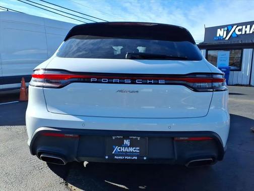 2022 Porsche Macan Sport Utility 4D