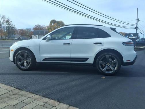 2022 Porsche Macan Sport Utility 4D