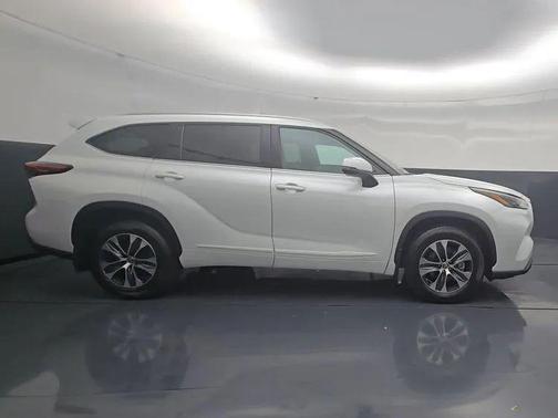 Wind Chill Pearl 2022 Toyota Highlander XLE