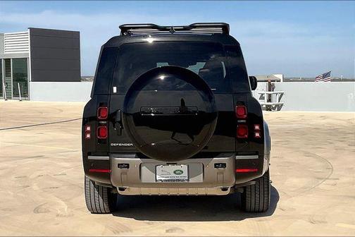 2025 Land Rover Defender 130 P400 X-Dynamic SE