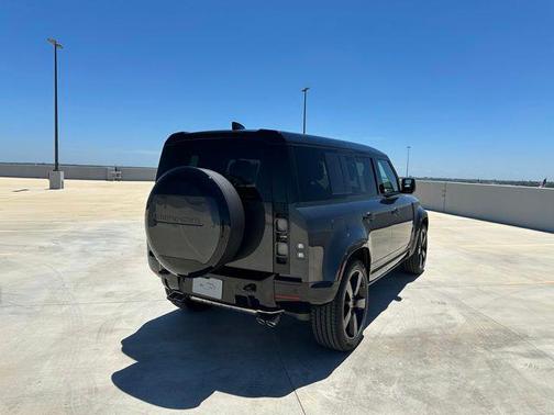 2025 Land Rover Defender 110 V8