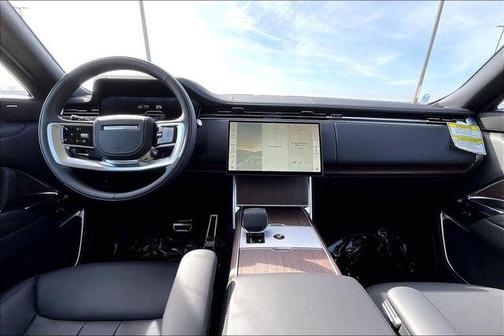 2026 Land Rover Range Rover P550e SE