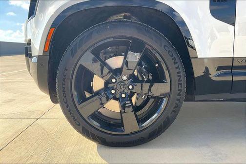 2026 Land Rover Defender V8