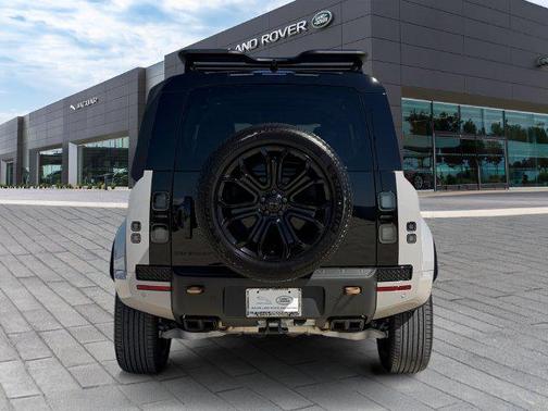 Borasco Grey Metallic 2026 Land Rover Defender P635 OCTA