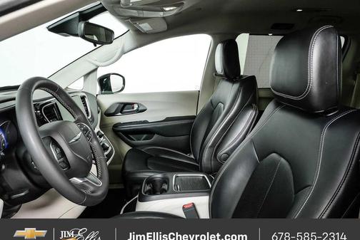 Bright White Clearcoat 2024 Chrysler Pacifica Touring L