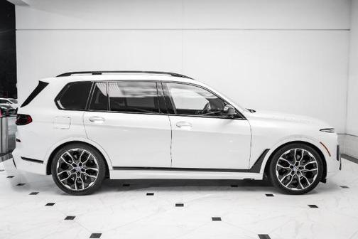 2023 BMW X7 M60i