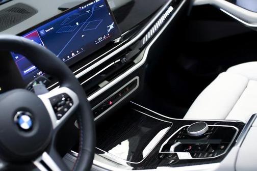 2025 BMW X5 M60i